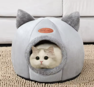 maison cocoon pour chat avec intérieur doux et jouet suspendu